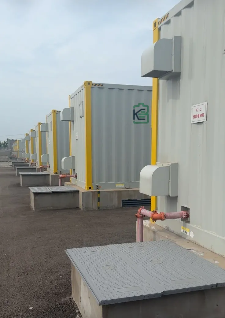 Fila de contenedores de baterías BK Energies sobre bancadas de hormigón en la planta de 188 MWh de Lianyungang
