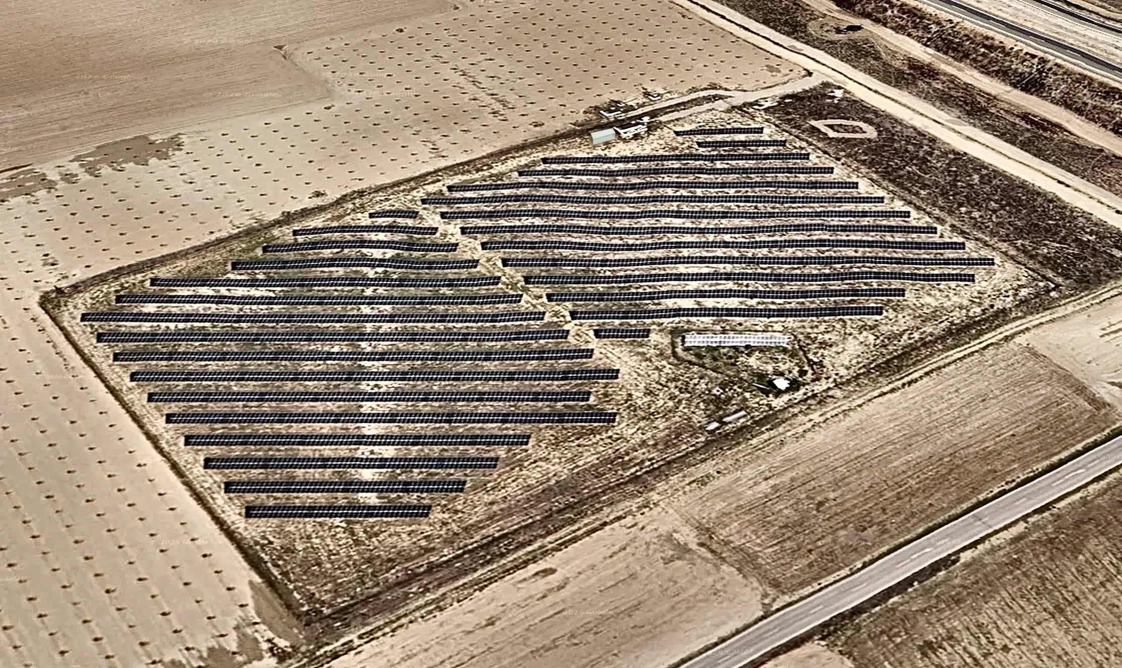 Vista aérea de la planta fotovoltaica de Ocaña con el contenedor de baterías junto a las casetas de acceso